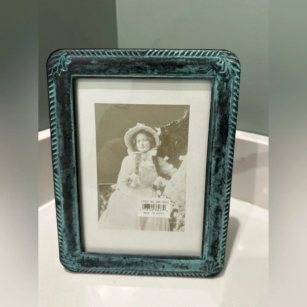 vintage-style verdigris picture frame Patina Holds 5 X 7 Velvet Back